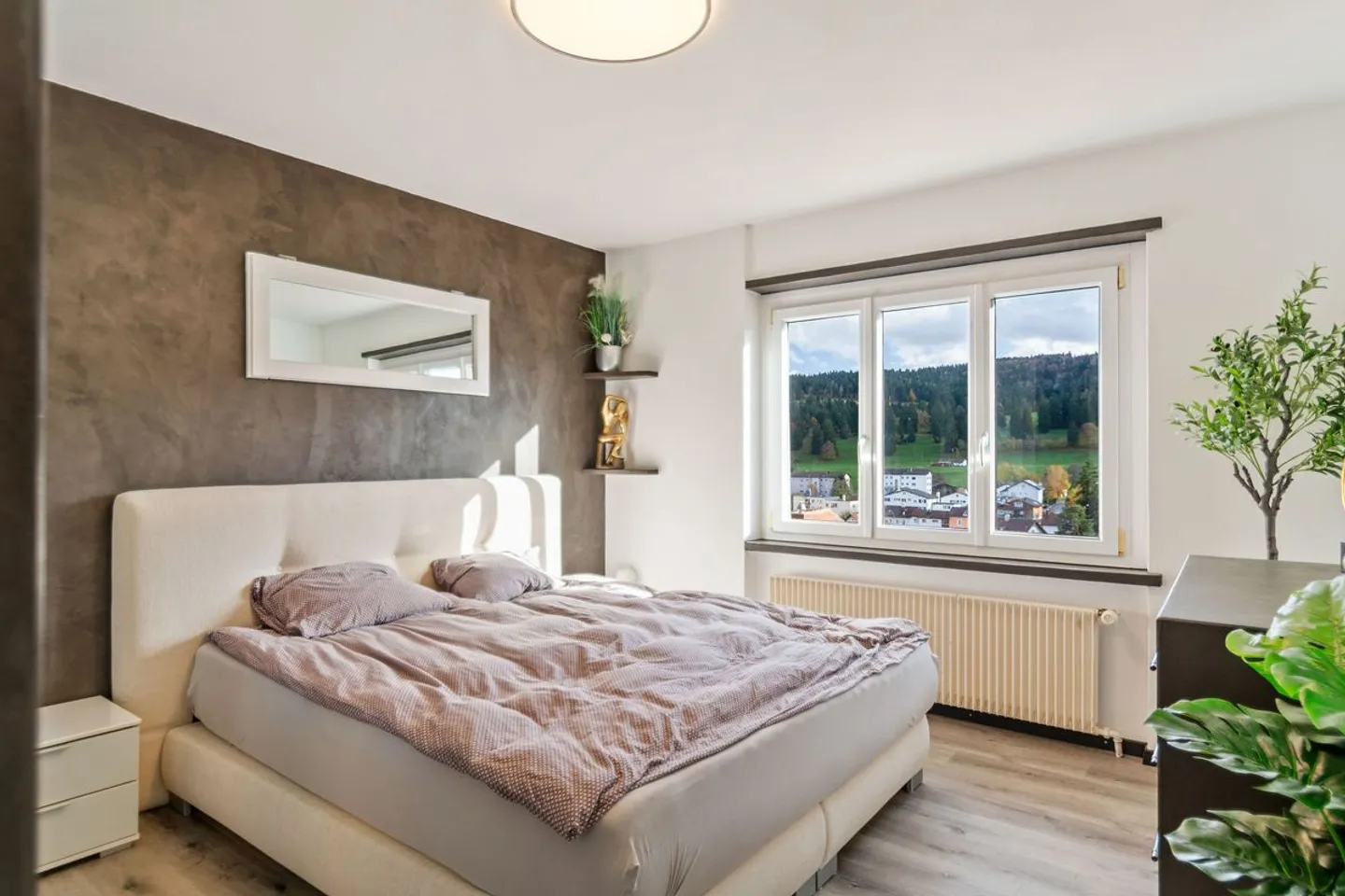 House with two apartments and 7 garages - Photo 12 of 13