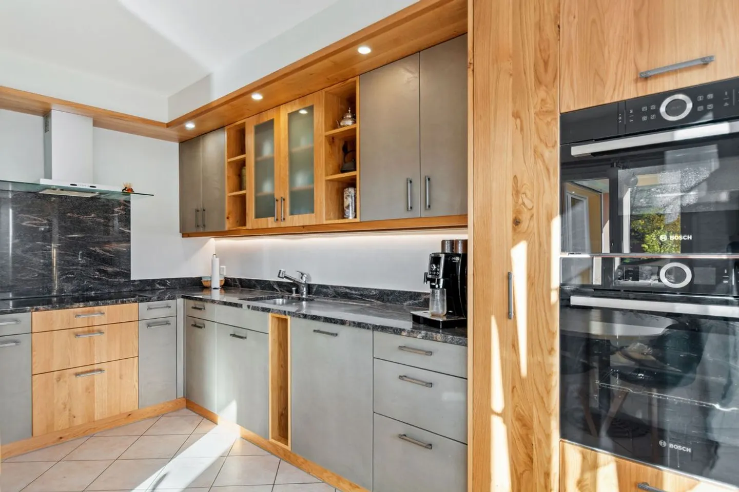 House with two apartments and 7 garages - Photo 13 of 13