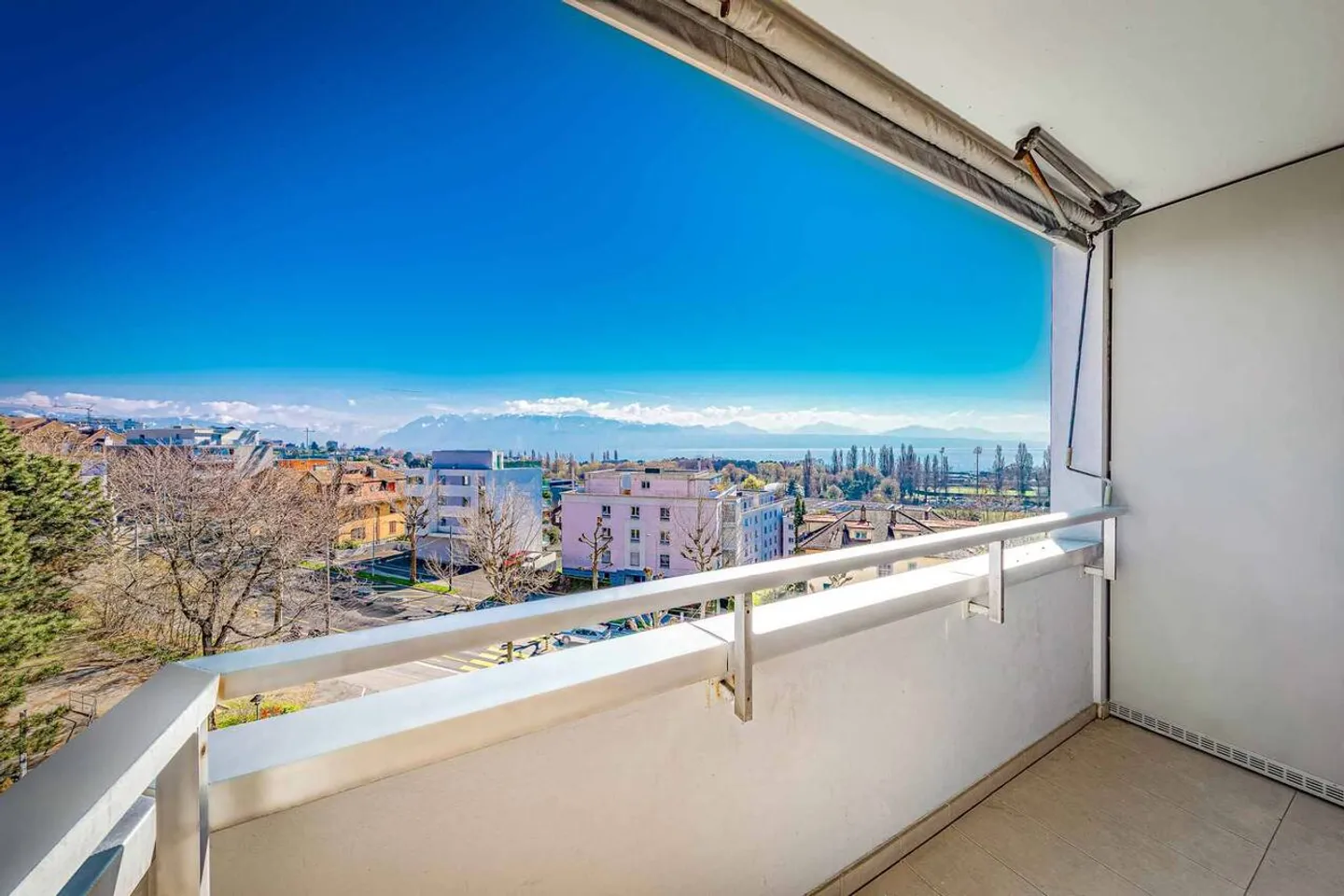 Appartamento ristrutturato di 5,5 locali con vista panoramica sul lago e sulle montagne - Foto 8 di 8