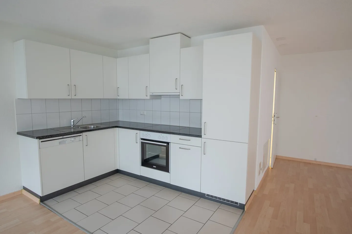 Large 1-room apartment for rent! - Photo 3 of 5