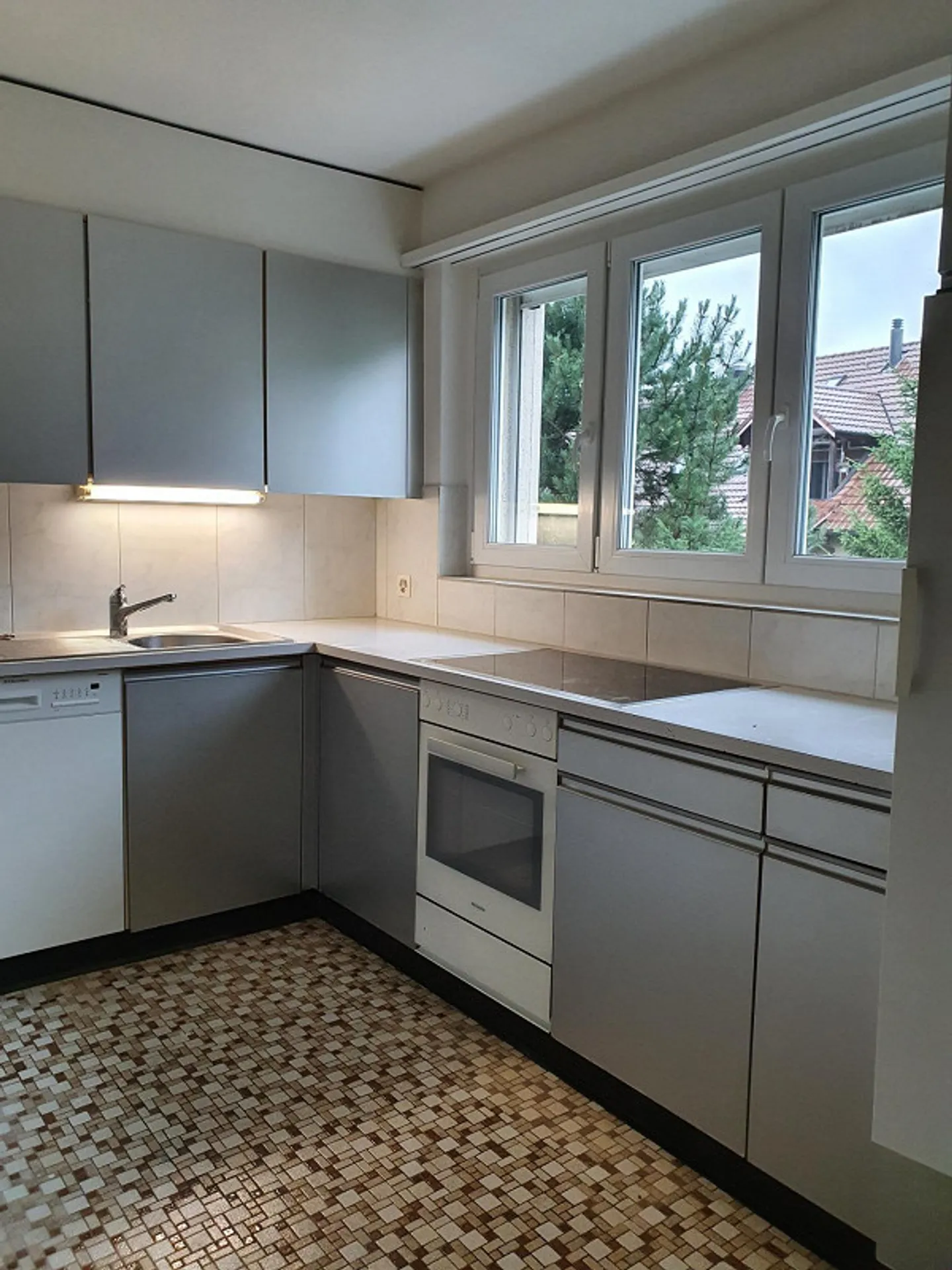 Luminoso appartamento di 3,5 stanze a Dübendorf - Foto 2 di 4