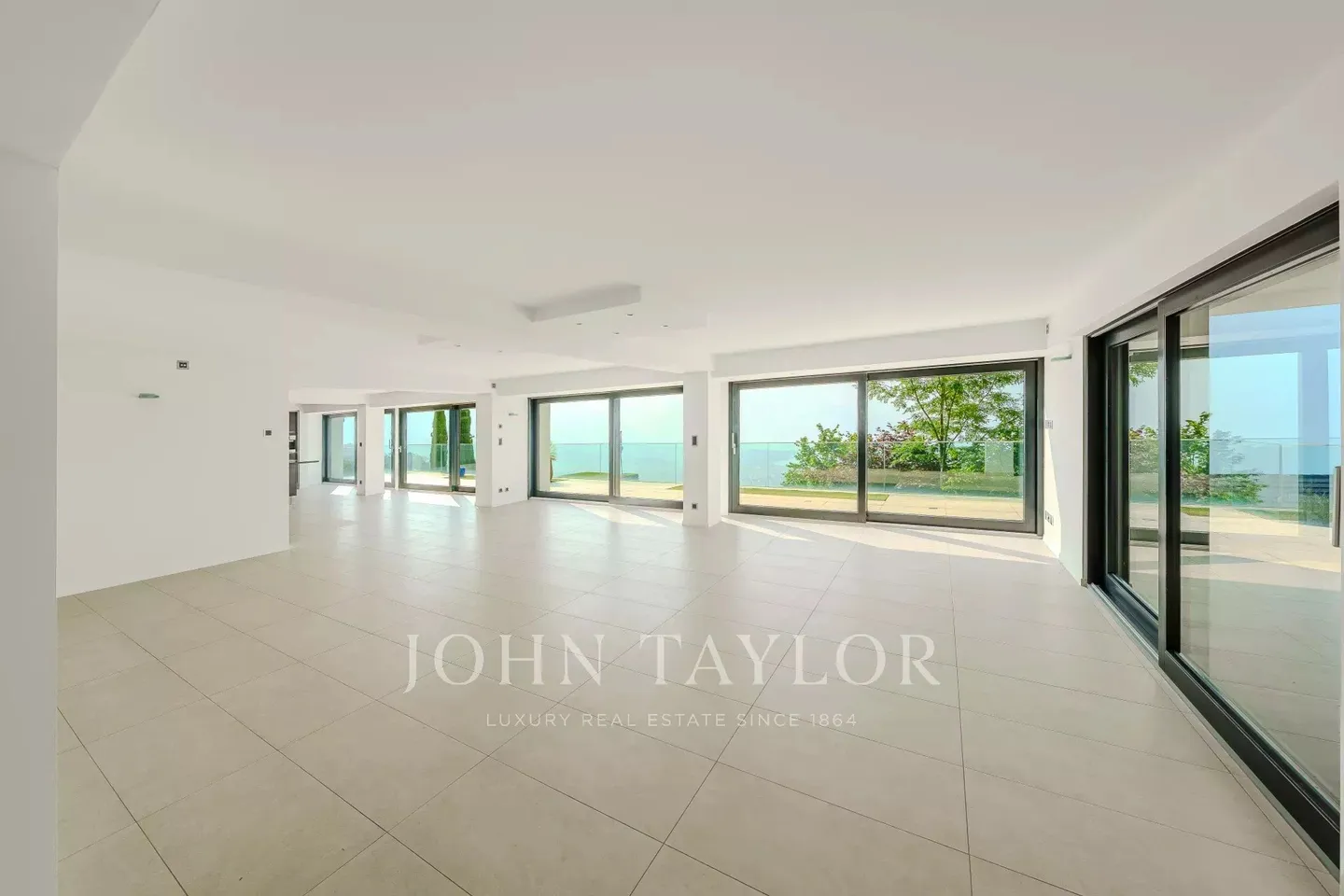 Opportunity not to be missed! Exceptional villa with breathtaking view of the lake - Photo 3 of 20