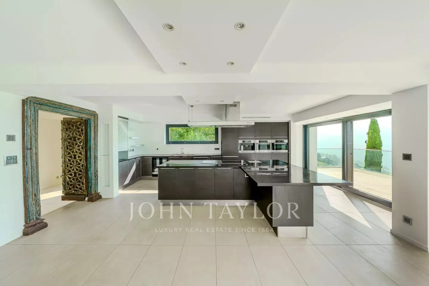 Opportunity not to be missed! Exceptional villa with breathtaking view of the lake - Photo 6 of 20