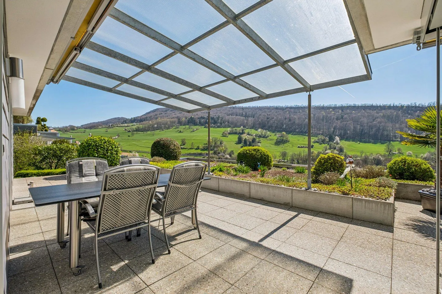 Spacious terrace apartment with breathtaking views - Photo 2 of 4