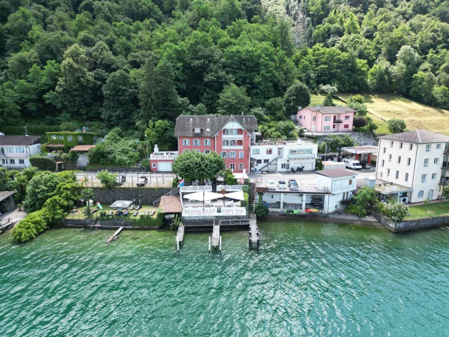 Romantisches Hotel am See mit privatem Strand, Restaurant und prächtigen... - Foto 1 von 10