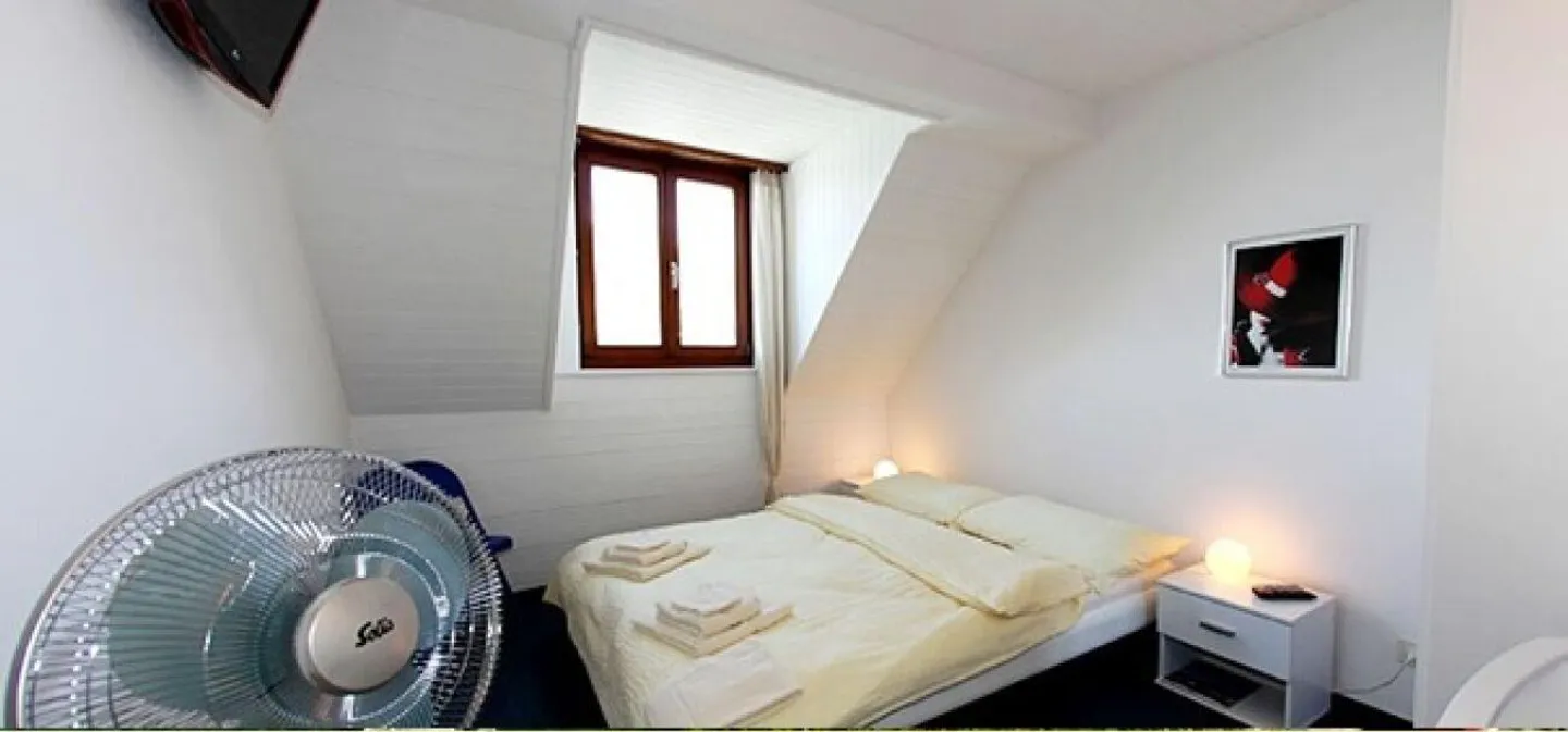 Romantisches Hotel am See mit privatem Strand, Restaurant und prächtigen... - Foto 5 von 10