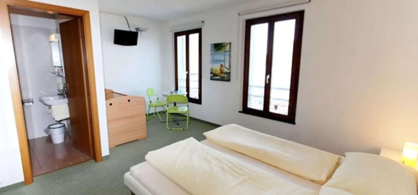 Romantisches Hotel am See mit privatem Strand, Restaurant und prächtigen... - Foto 4 von 10