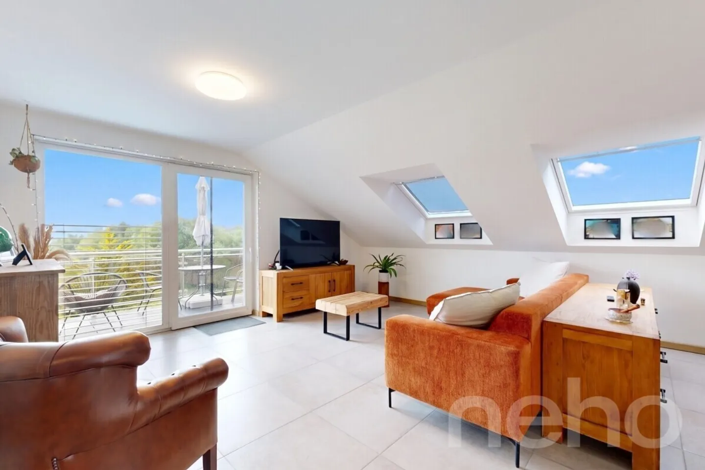 Contemporary penthouse with large balcony and unobstructed view - Photo 2 of 12