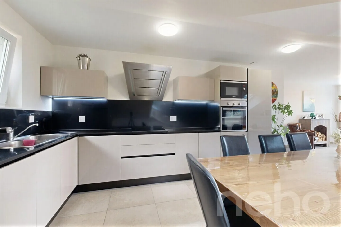 Contemporary penthouse with large balcony and unobstructed view - Photo 5 of 12