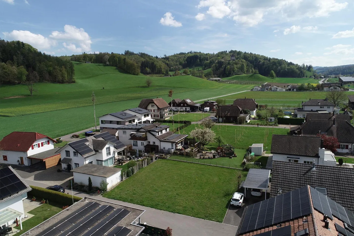 Terrain à bâtir plat dans un emplacement calme dans un quartier idyllique de maisons individuelles - Photo 1 sur 4