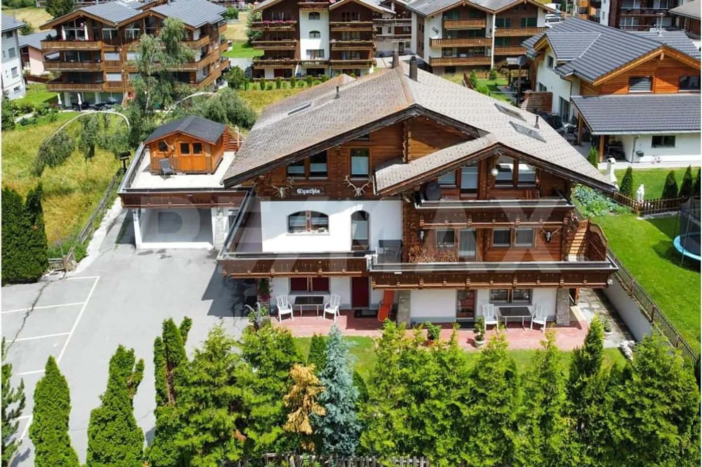 Spacious 5.5-room house with guest studios in the best location in Täsch - Photo 1 of 13