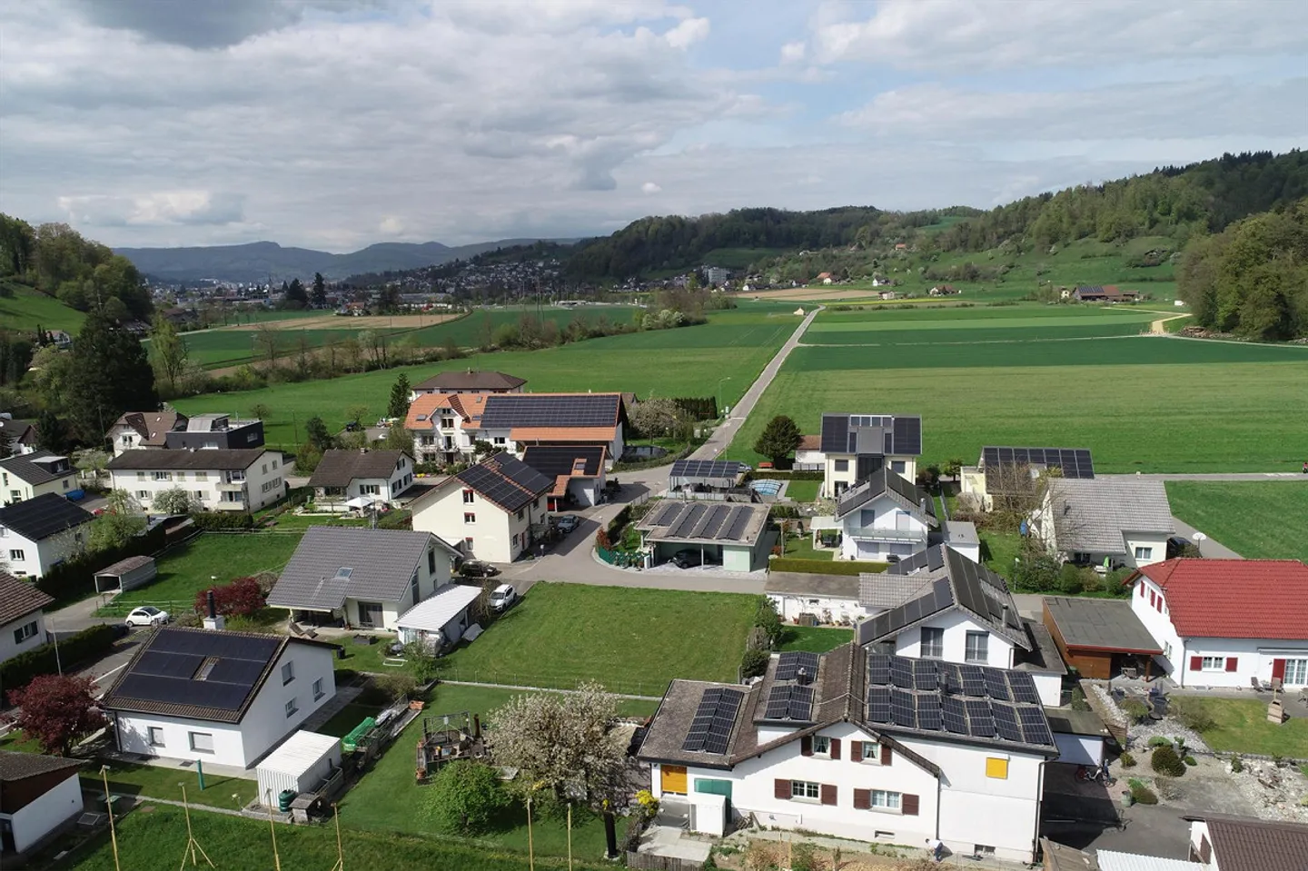 Terrain à bâtir plat dans un emplacement calme dans un quartier idyllique de maisons individuelles - Photo 2 sur 4