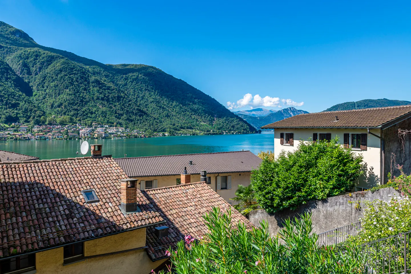 Caratteristico appartamento mansardato con vista lago - Foto 1 di 14