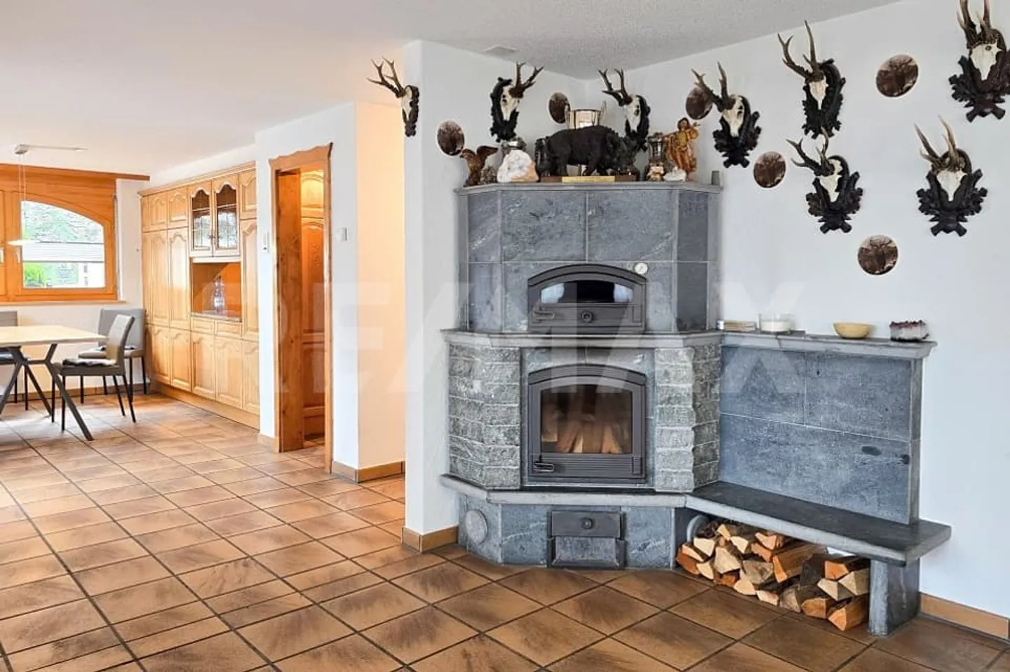 Spacious 5.5-room house with guest studios in the best location in Täsch - Photo 4 of 13