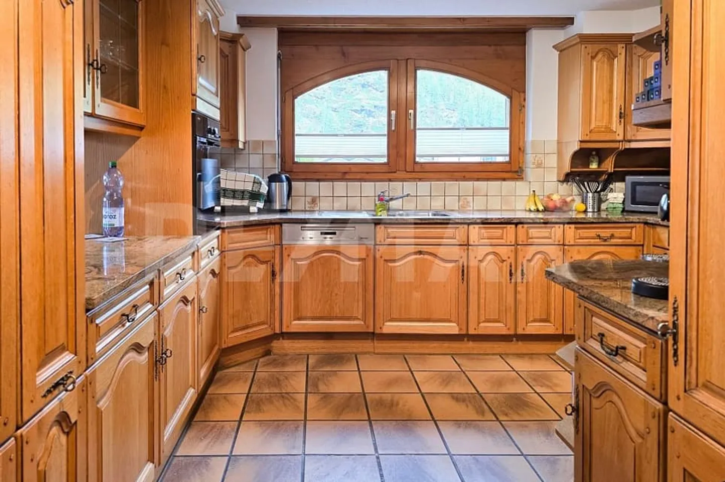 Spacious 5.5-room house with guest studios in the best location in Täsch - Photo 7 of 13