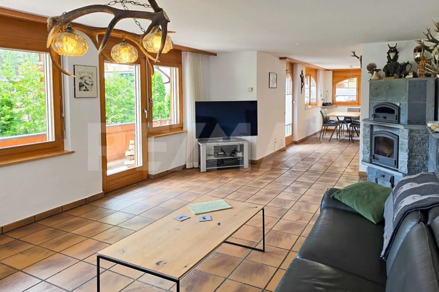 Spacious 5.5-room house with guest studios in the best location in Täsch - Photo 2 of 13
