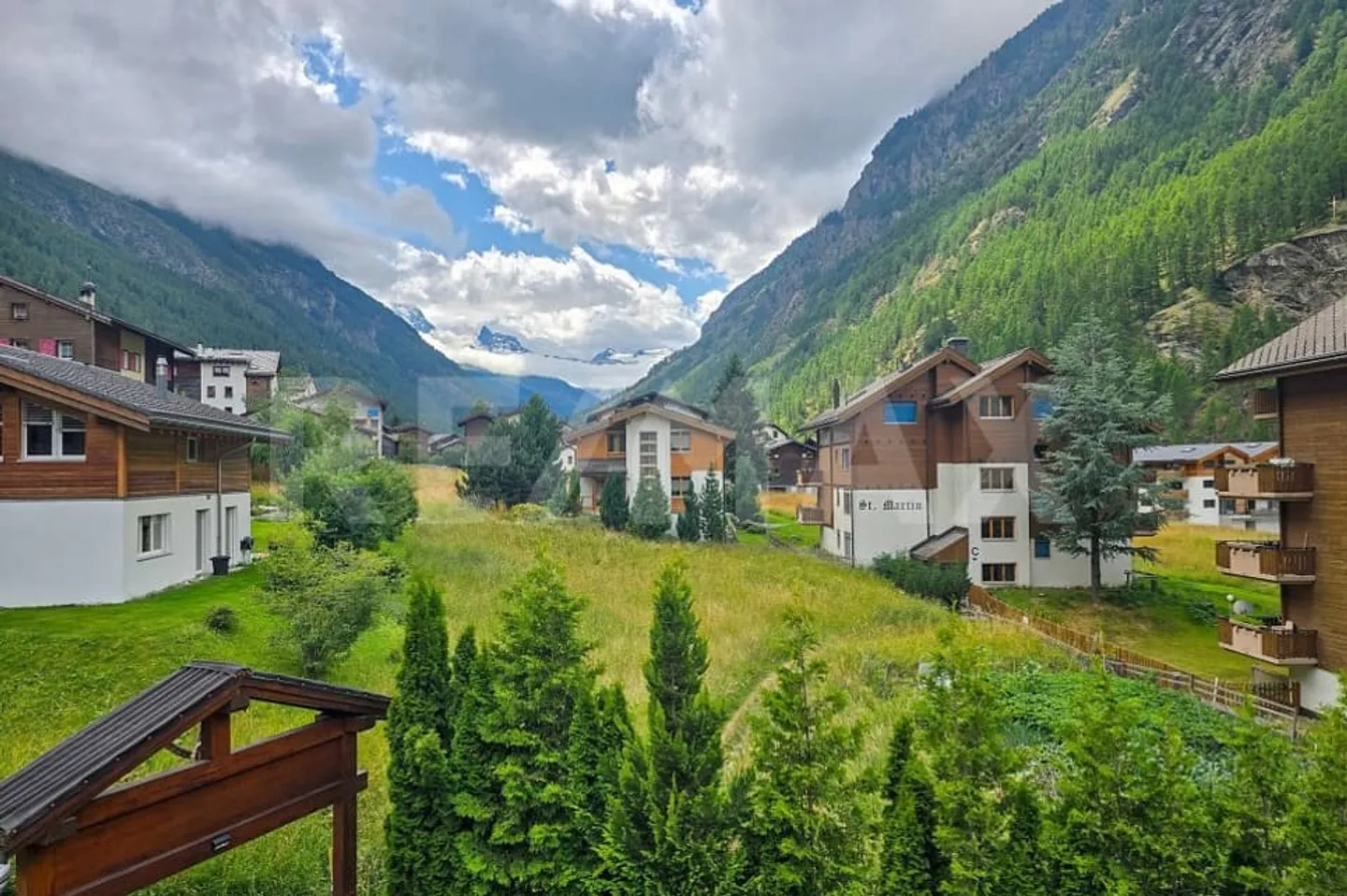 Spacious 5.5-room house with guest studios in the best location in Täsch - Photo 11 of 13