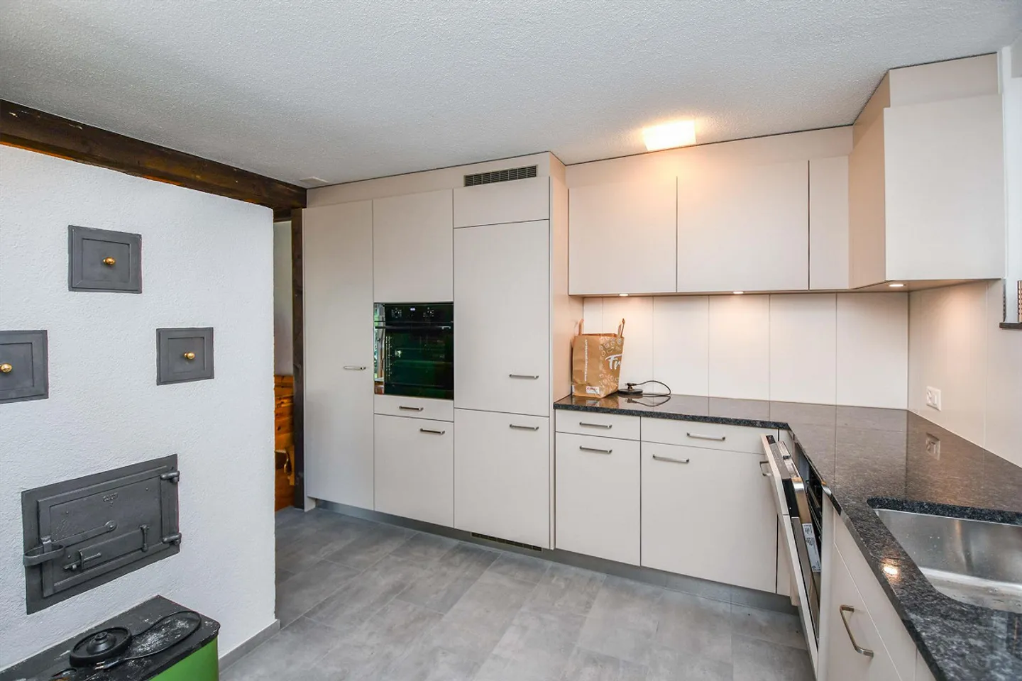 Sezione di casa rustico-moderna con grande giardino e fascino - Foto 4 di 10