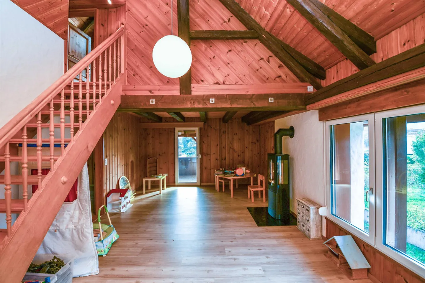 Sezione di casa rustico-moderna con grande giardino e fascino - Foto 5 di 10
