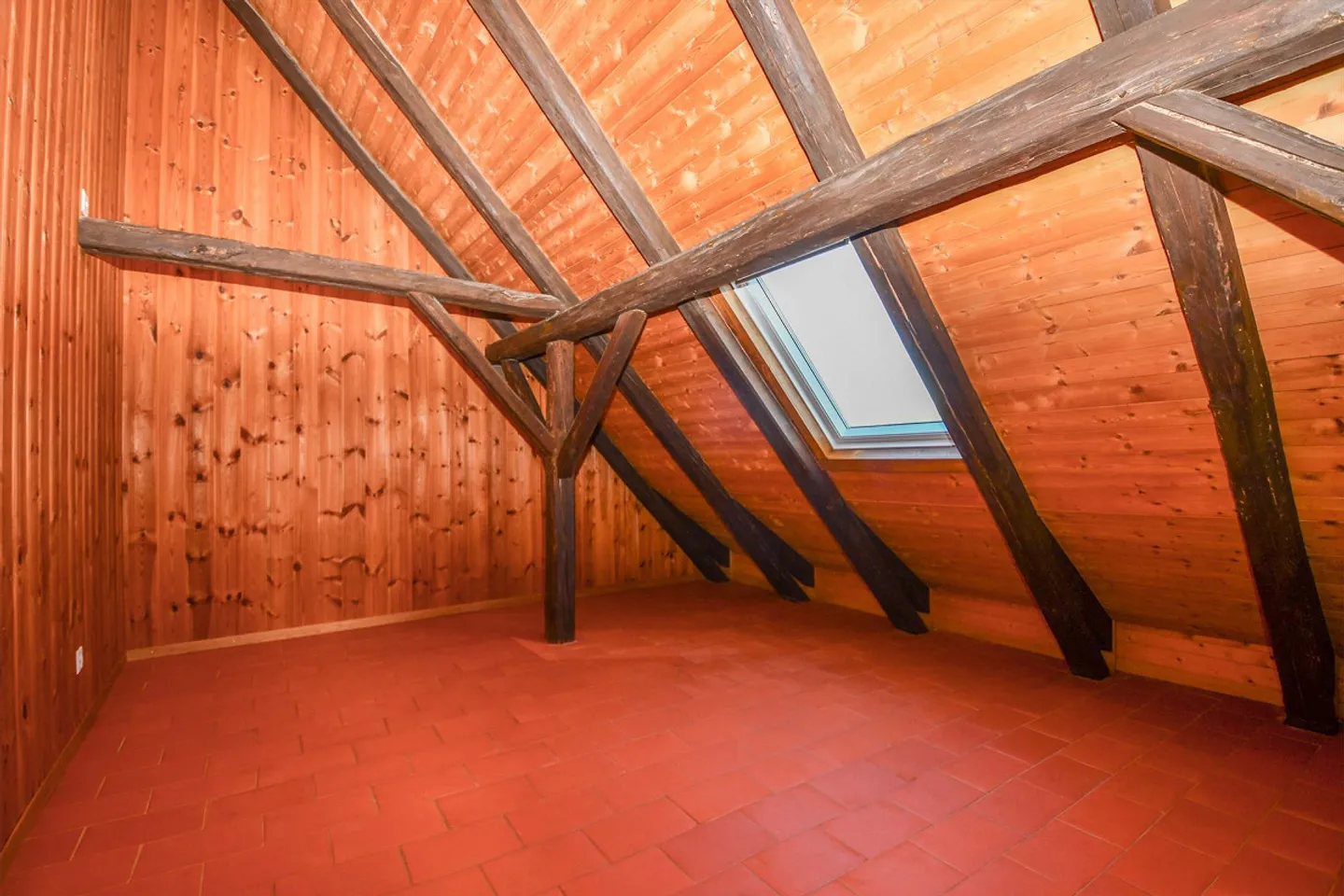 Sezione di casa rustico-moderna con grande giardino e fascino - Foto 9 di 10