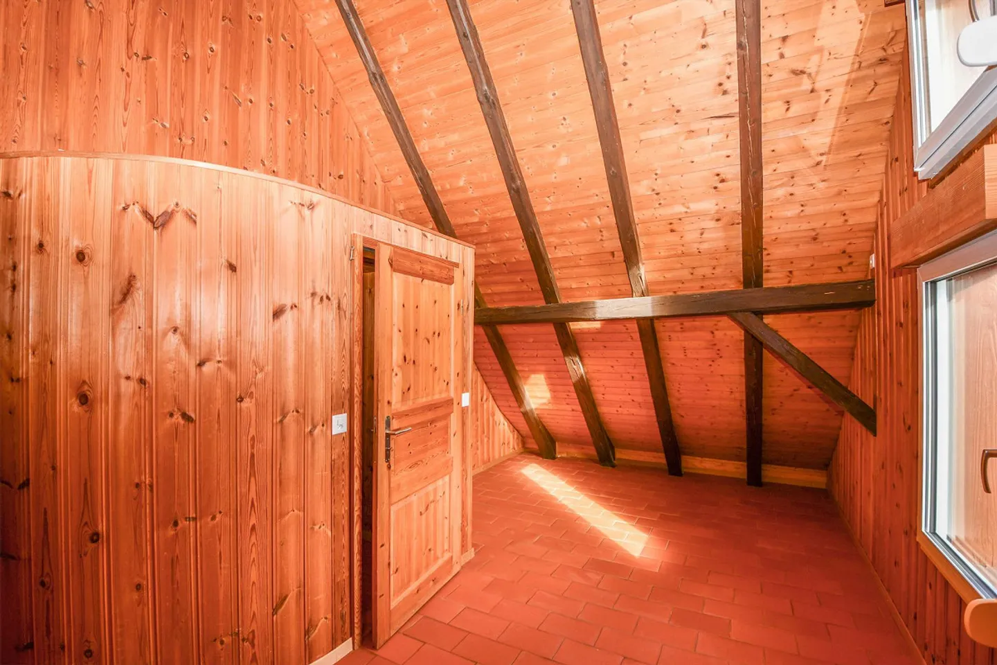 Sezione di casa rustico-moderna con grande giardino e fascino - Foto 10 di 10