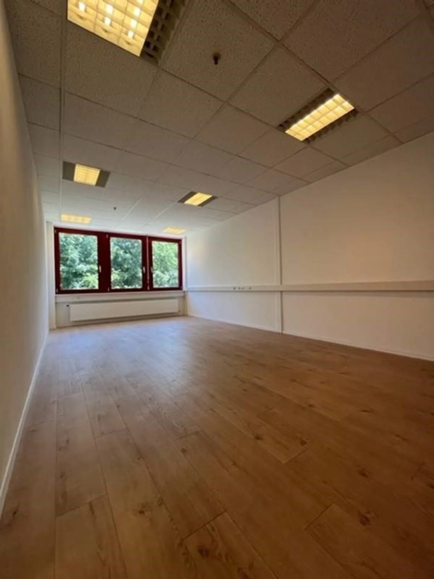 Your new offices close to the highway! - Photo 2 of 11