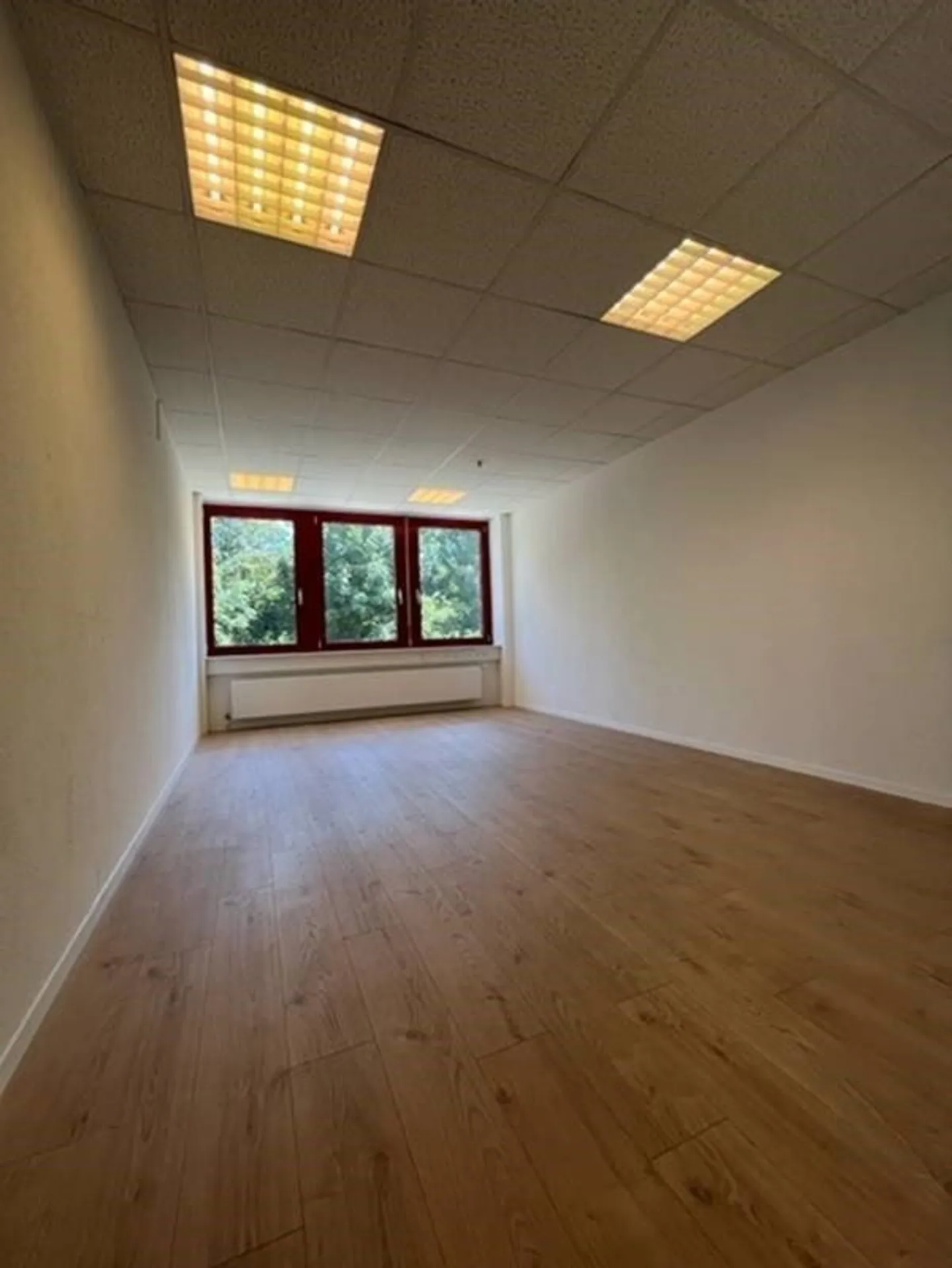 Your new offices close to the highway! - Photo 3 of 11