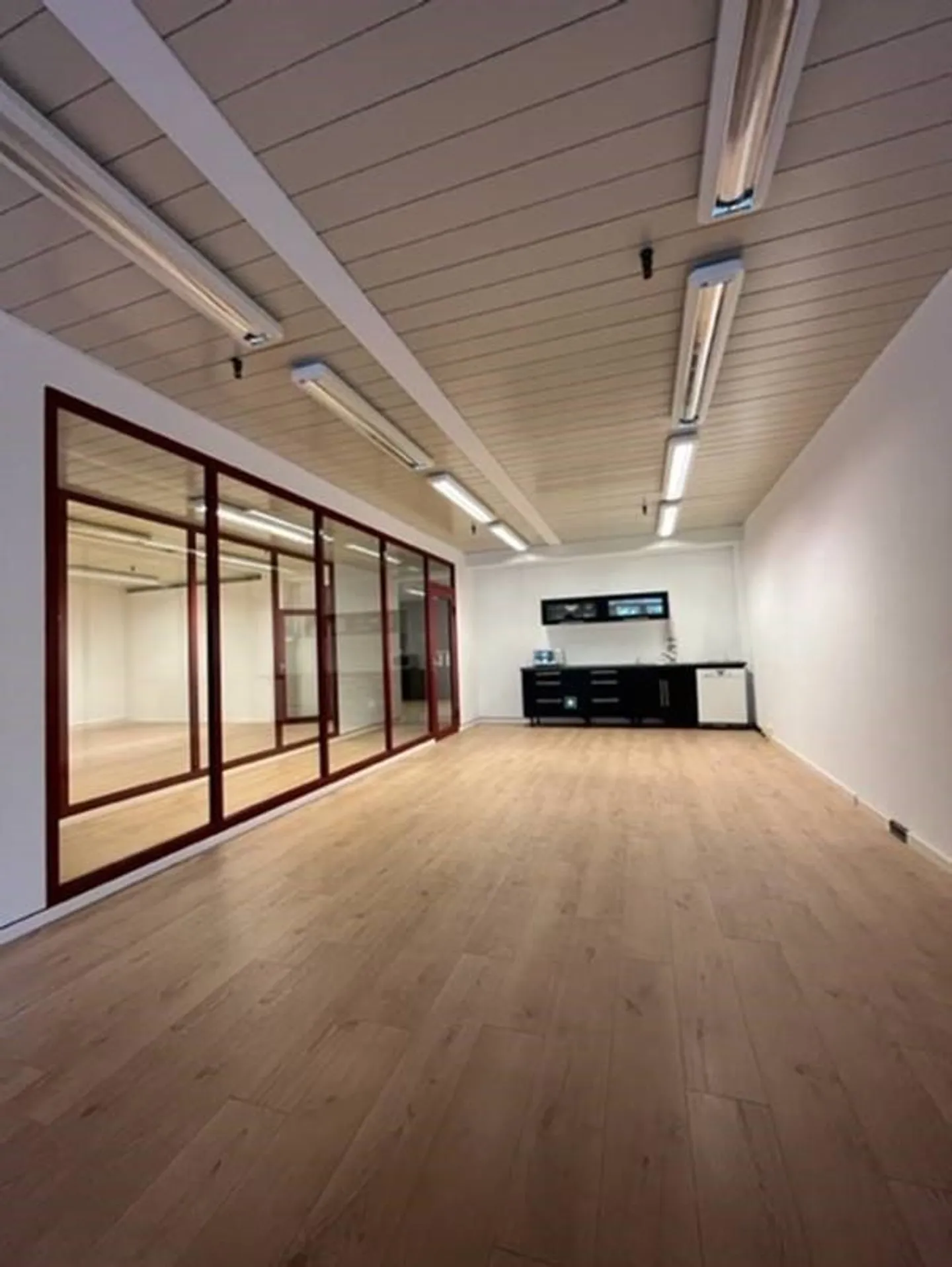 Your new offices close to the highway! - Photo 5 of 11