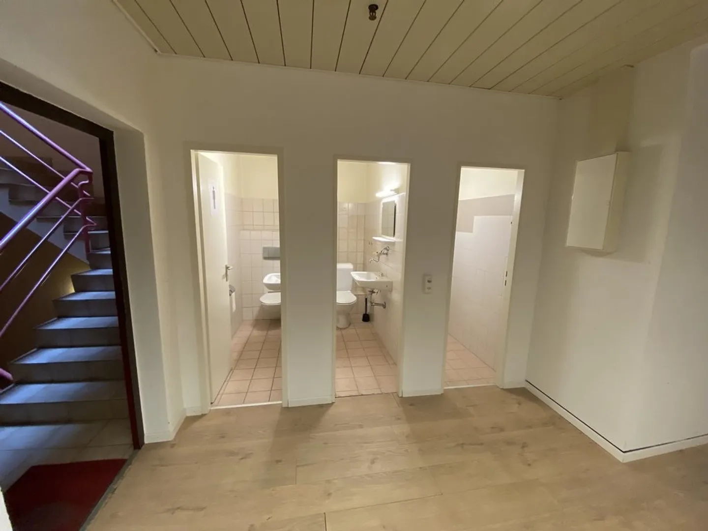 Your new offices close to the highway! - Photo 10 of 11