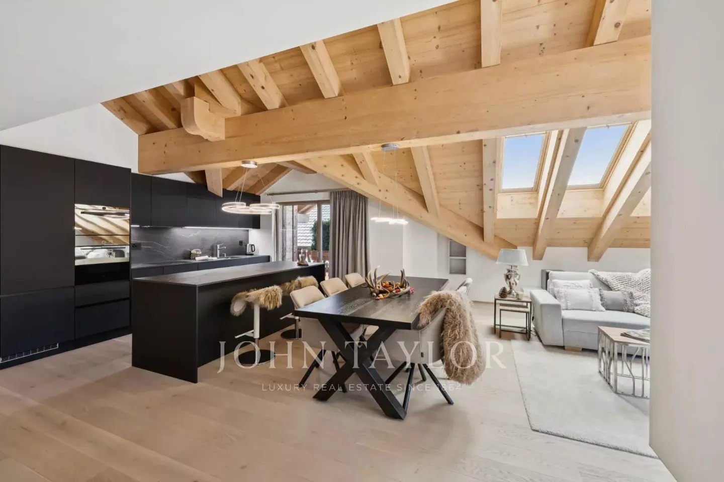 Geräumige Wohnung im Dachgeschoss mit Panoramablick - Foto 1 von 13