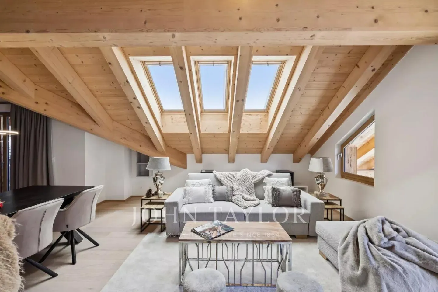 Geräumige Wohnung im Dachgeschoss mit Panoramablick - Foto 4 von 13