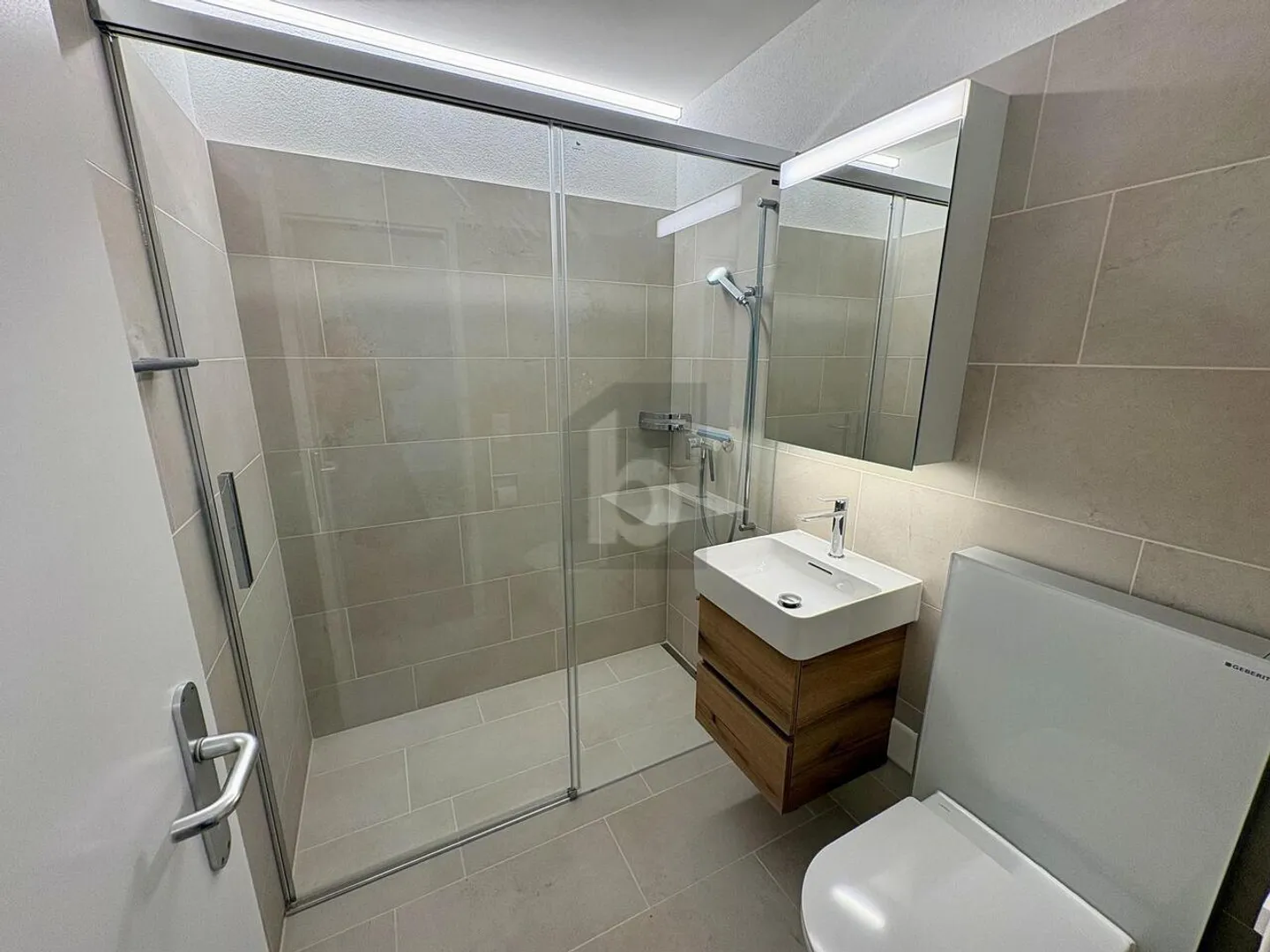 FRESHLY RENOVATED, WITH A VIEW INTO THE GREEN - Photo 5 of 6