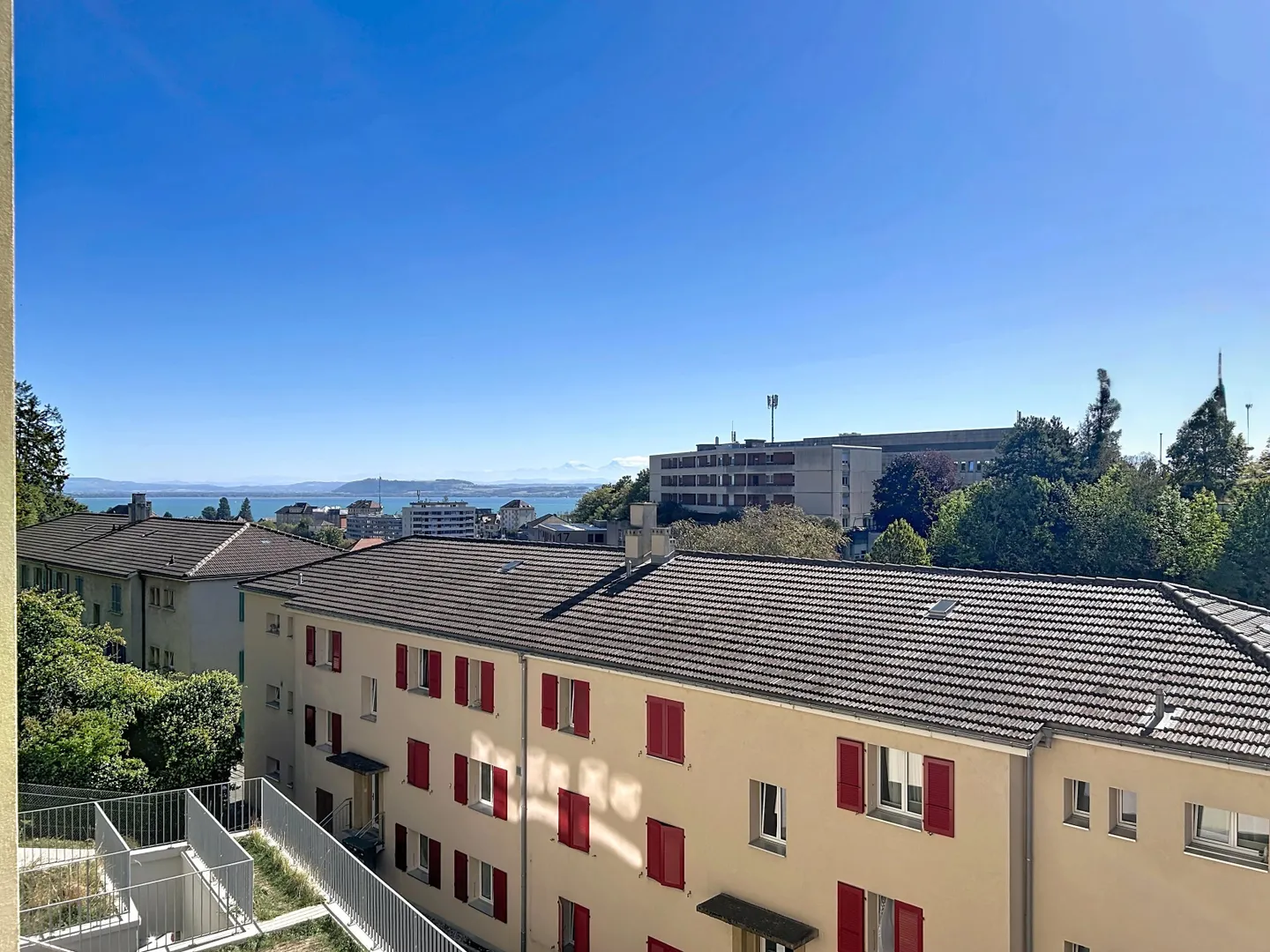 Appartement lumineux avec vue sur le lac - Photo 1 sur 9