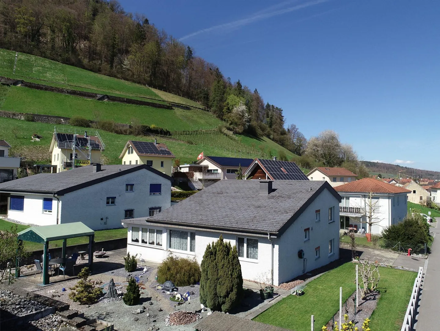 Well-maintained 5.5-room single-family house quietly located at the vineyard - Photo 1 of 11