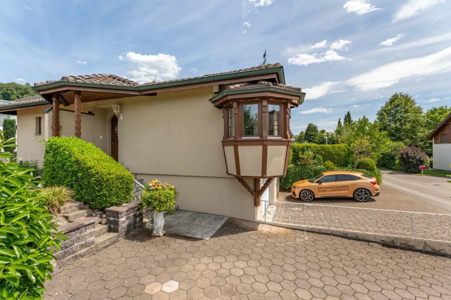 Original 5.5-Room House with Various Possibilities (Sale by Bidding Procedure) - Photo 2 of 12