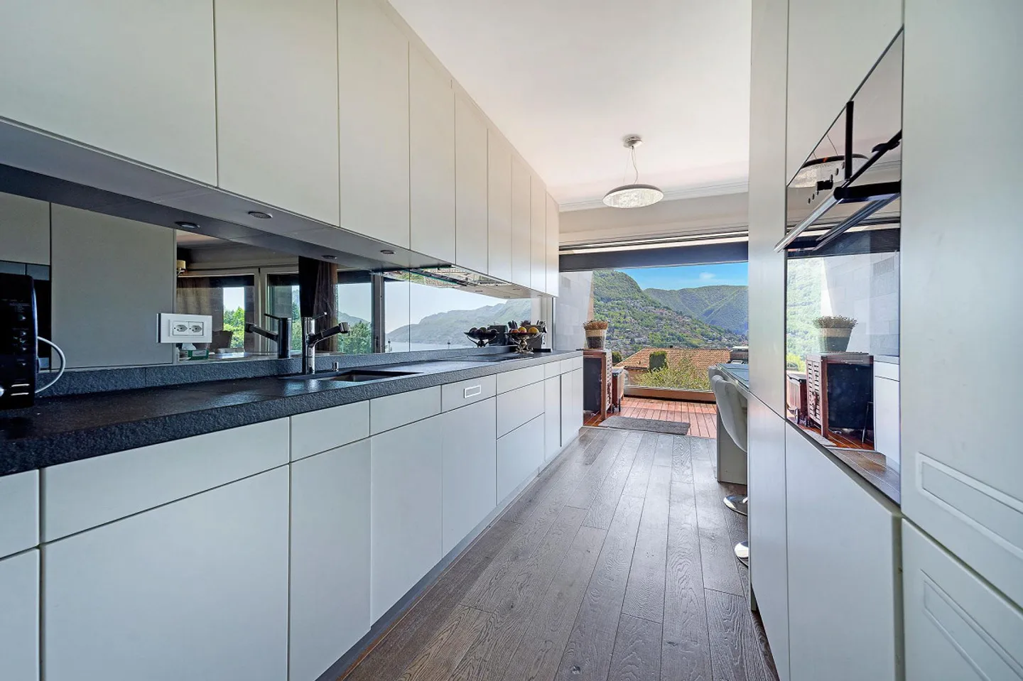 Attico elegante e prestigioso con vista lago - Foto 2 di 11
