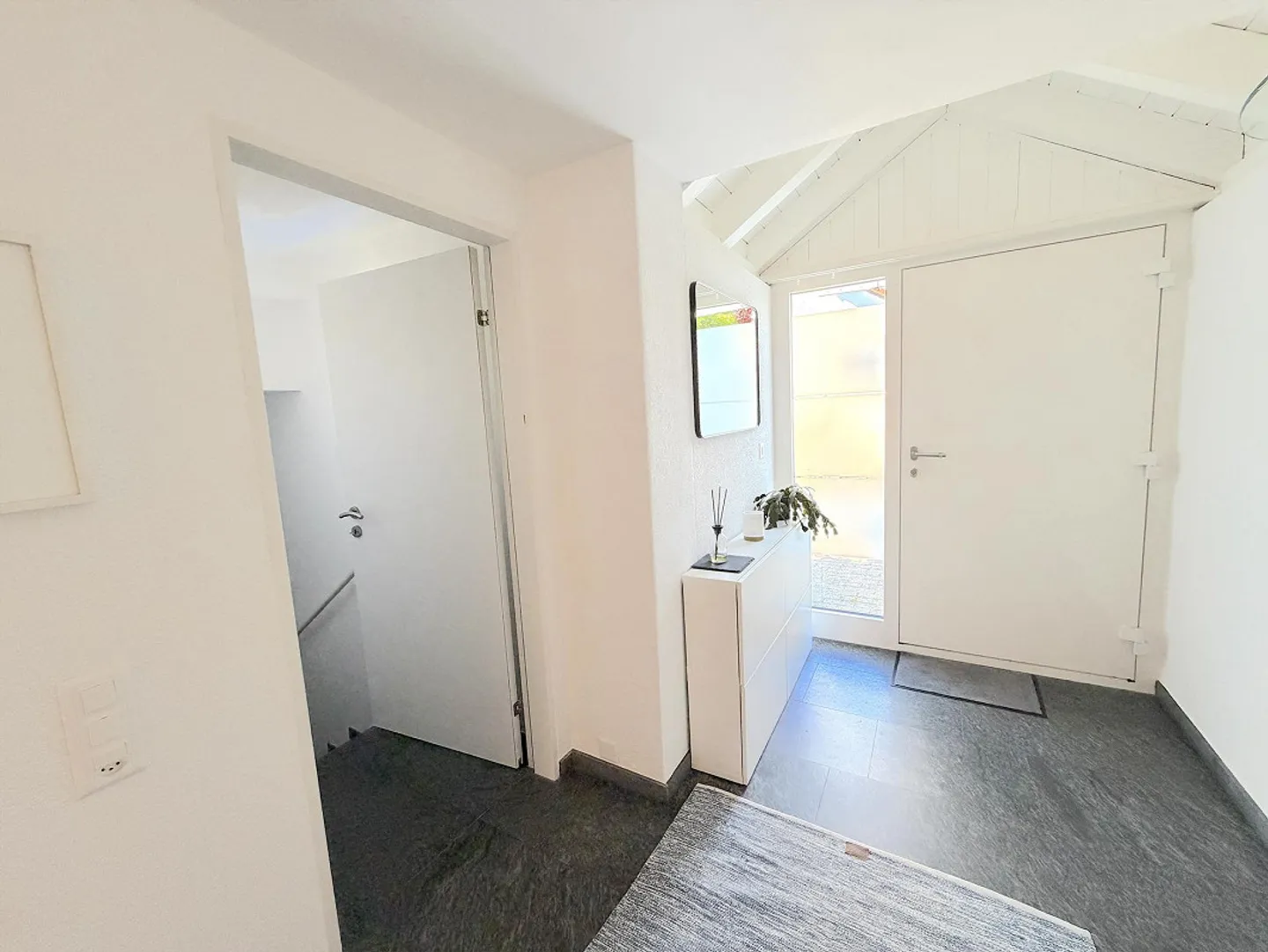 Muttenz: Attraente casa unifamiliare di 5,5 stanze con concetto abitativo generoso e giardino - Foto 3 di 14