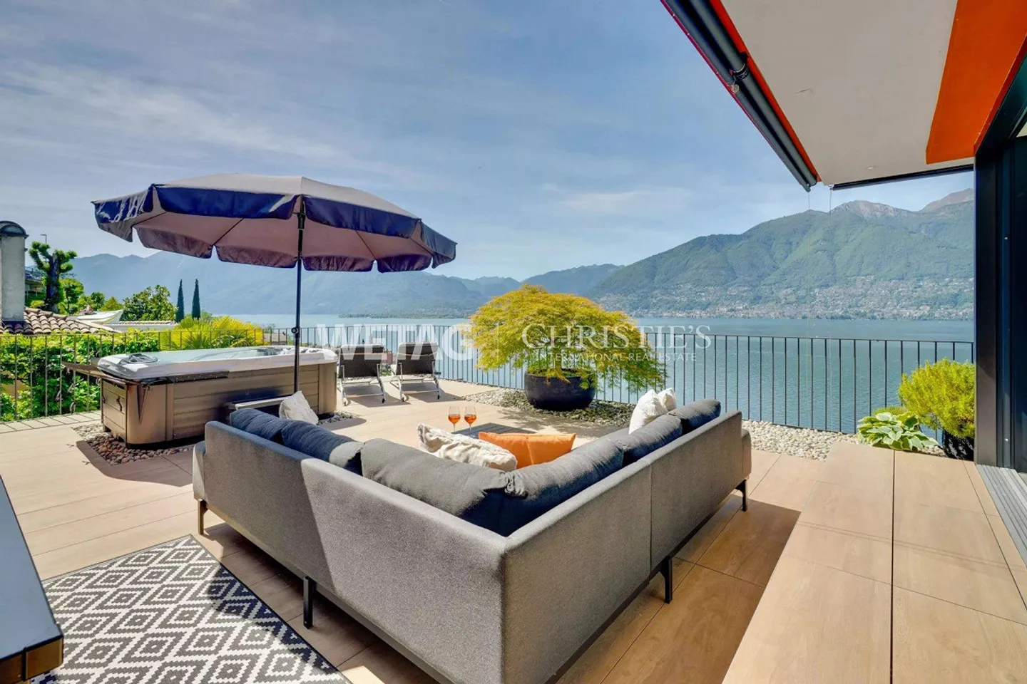 Villa moderne avec terrasses et vue spectaculaire sur le lac à Vira Gambarogno à vendre - Photo 1 sur 13