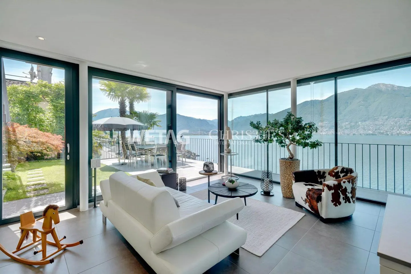 Villa moderne avec terrasses et vue spectaculaire sur le lac à Vira Gambarogno à vendre - Photo 2 sur 13