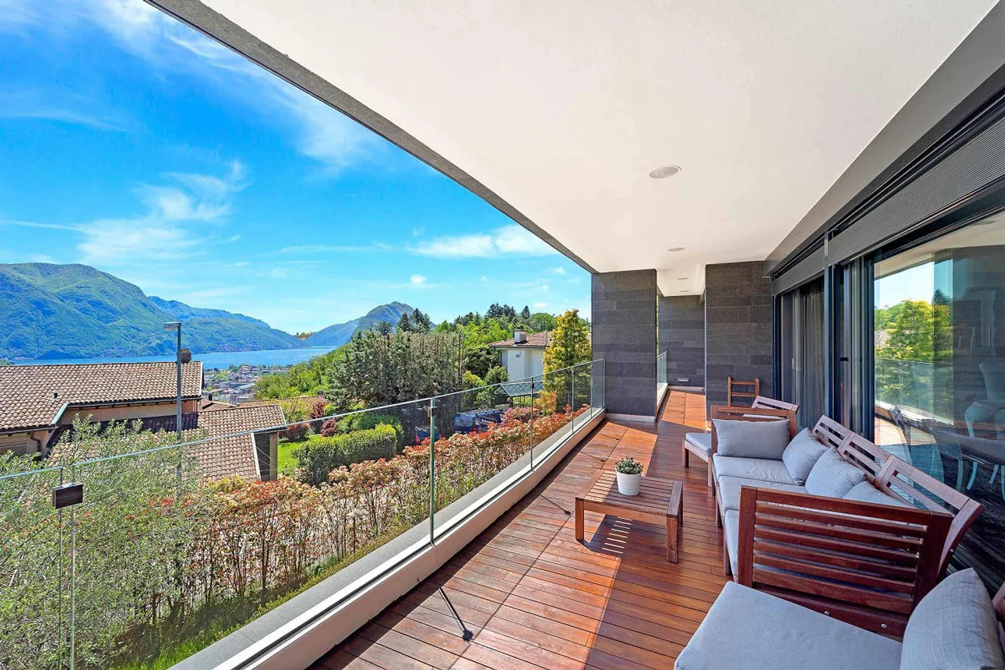 Attico elegante e prestigioso con vista lago - Foto 9 di 11