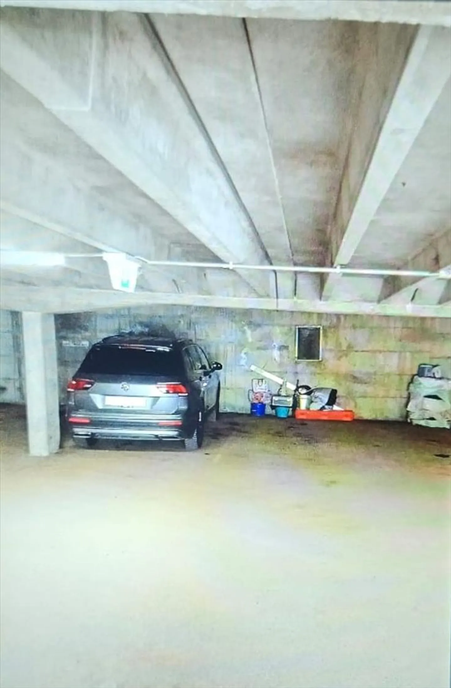 Covered parking space in a parking lot, just 10 minutes walk from the center - Photo 1 of 1