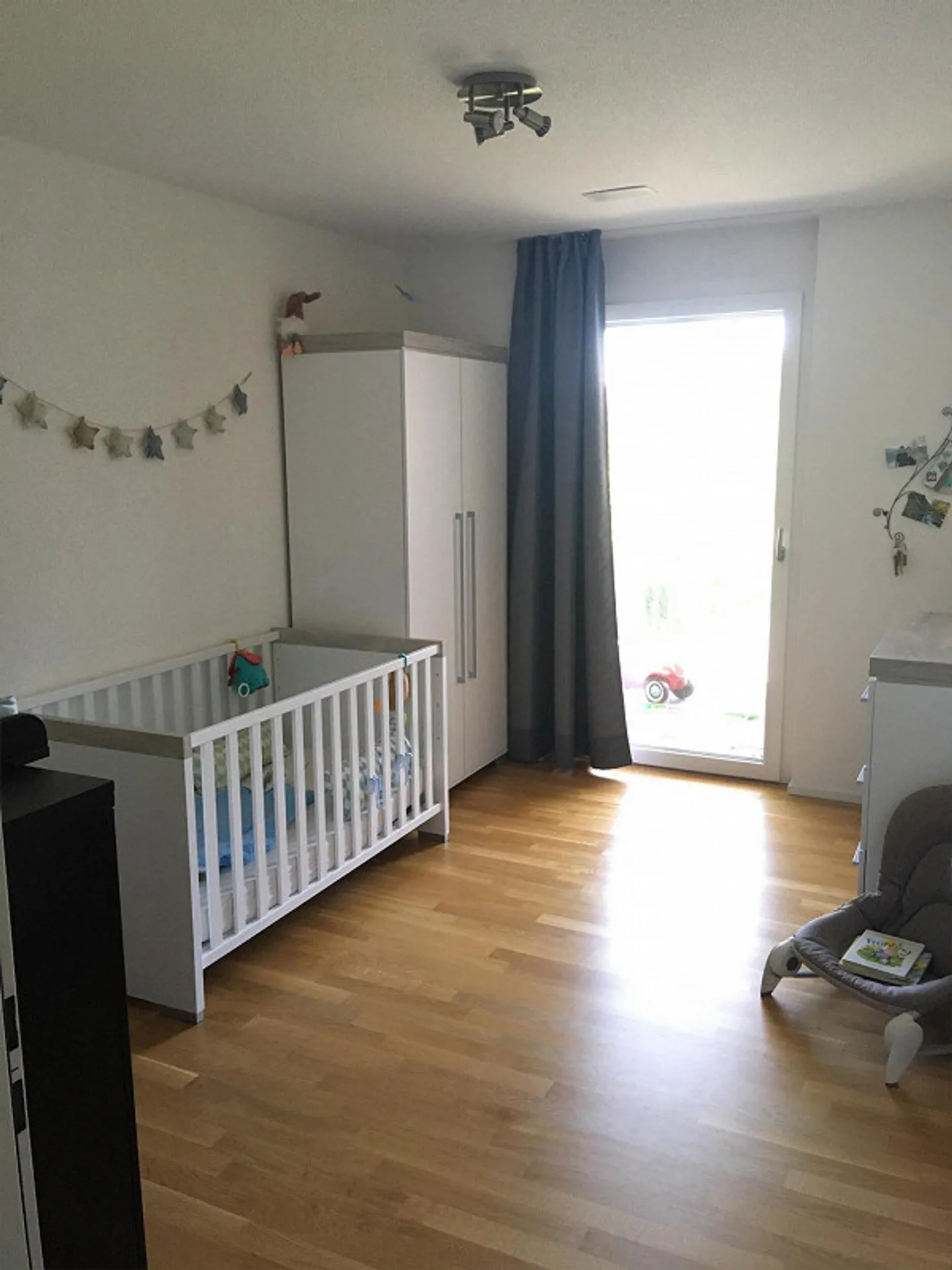 Charmante appartement de 3,5 pièces dans un emplacement calme et proche de la nature - Photo 3 sur 6