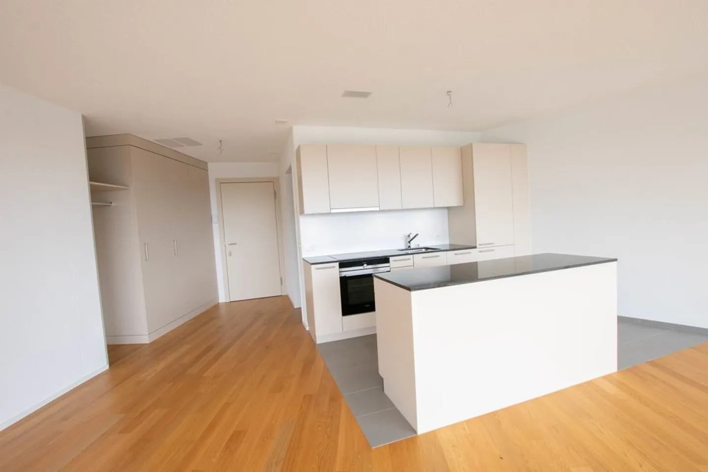 Modern 2.5-Room Apartment - Photo 2 of 10