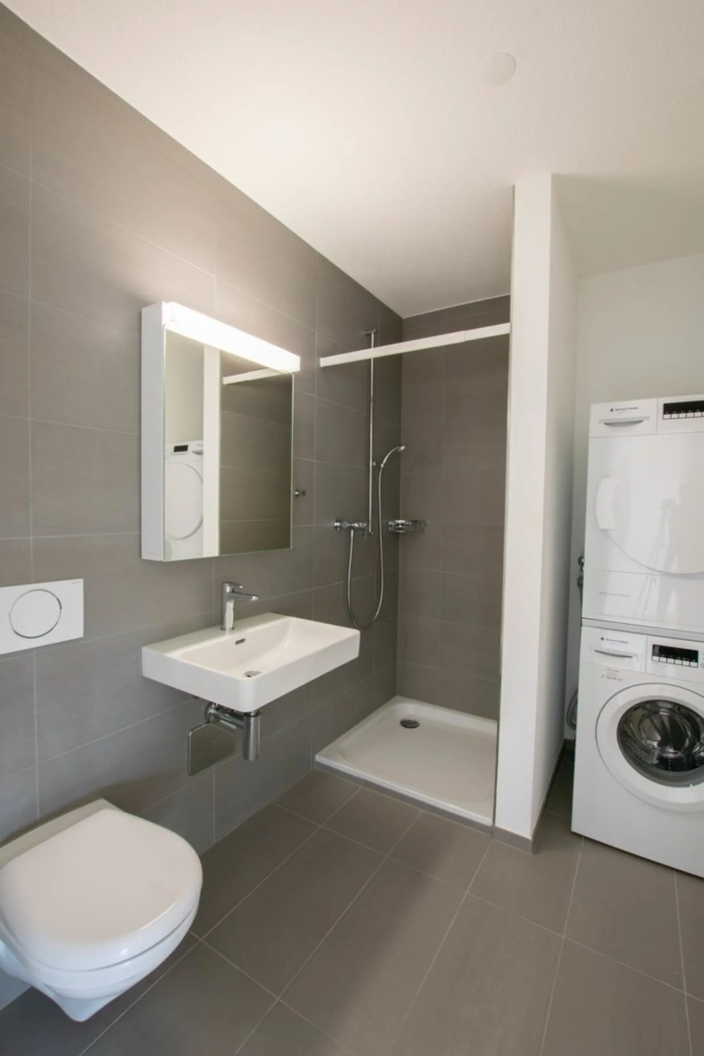 Modern 2.5-Room Apartment - Photo 3 of 10