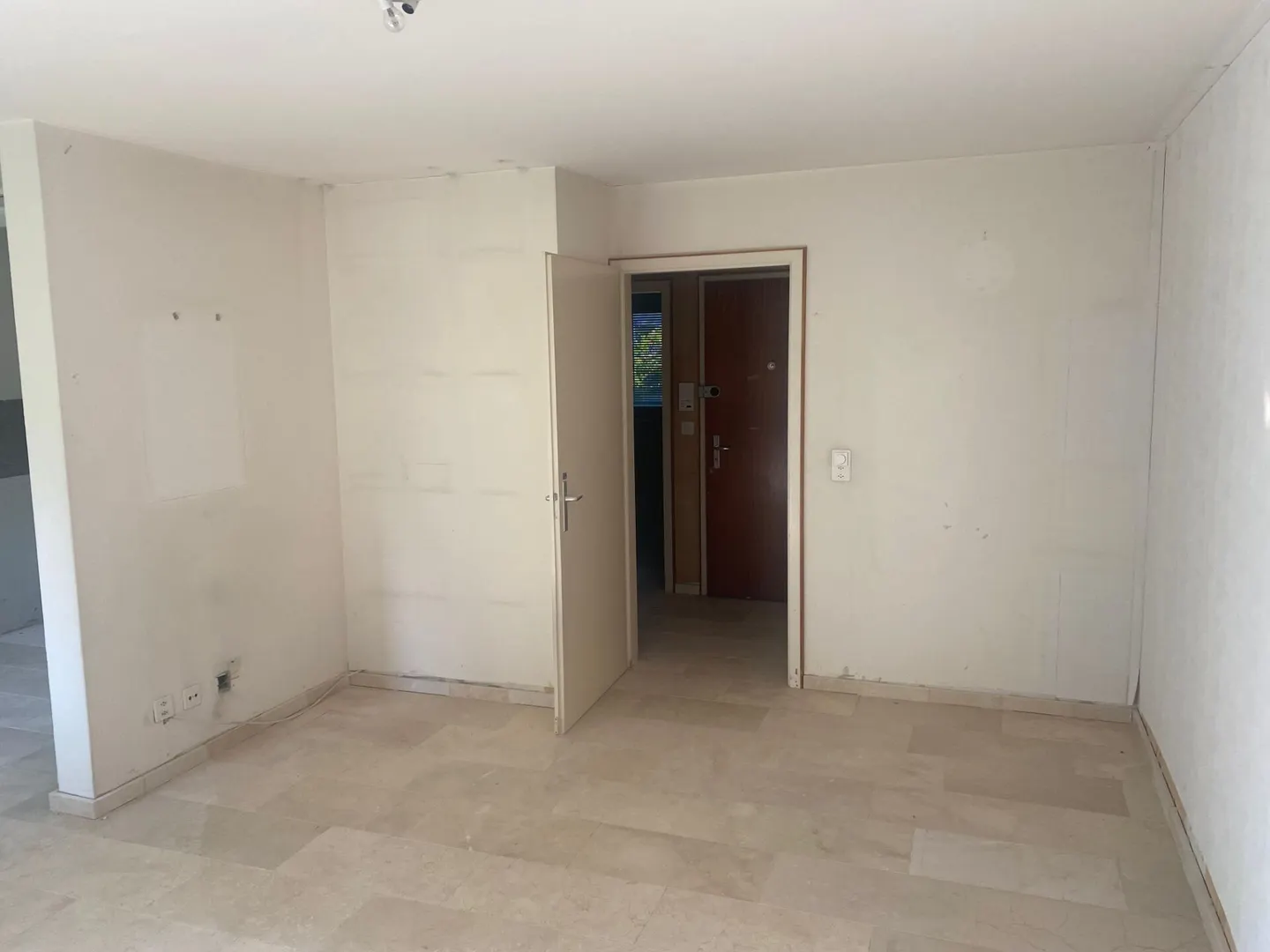 Vivere senza barriere con potenziale: appartamento con 2 camere da letto con terrazza e garage sotterraneo in una posizione privilegiata di Allschwil - Foto 4 di 5