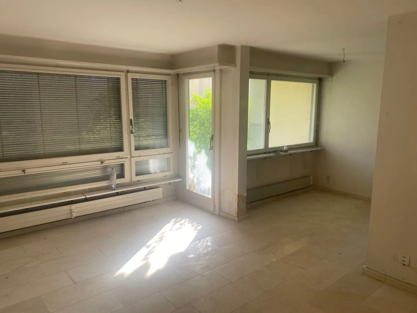 Vivere senza barriere con potenziale: appartamento con 2 camere da letto con terrazza e garage sotterraneo in una posizione privilegiata di Allschwil - Foto 3 di 5