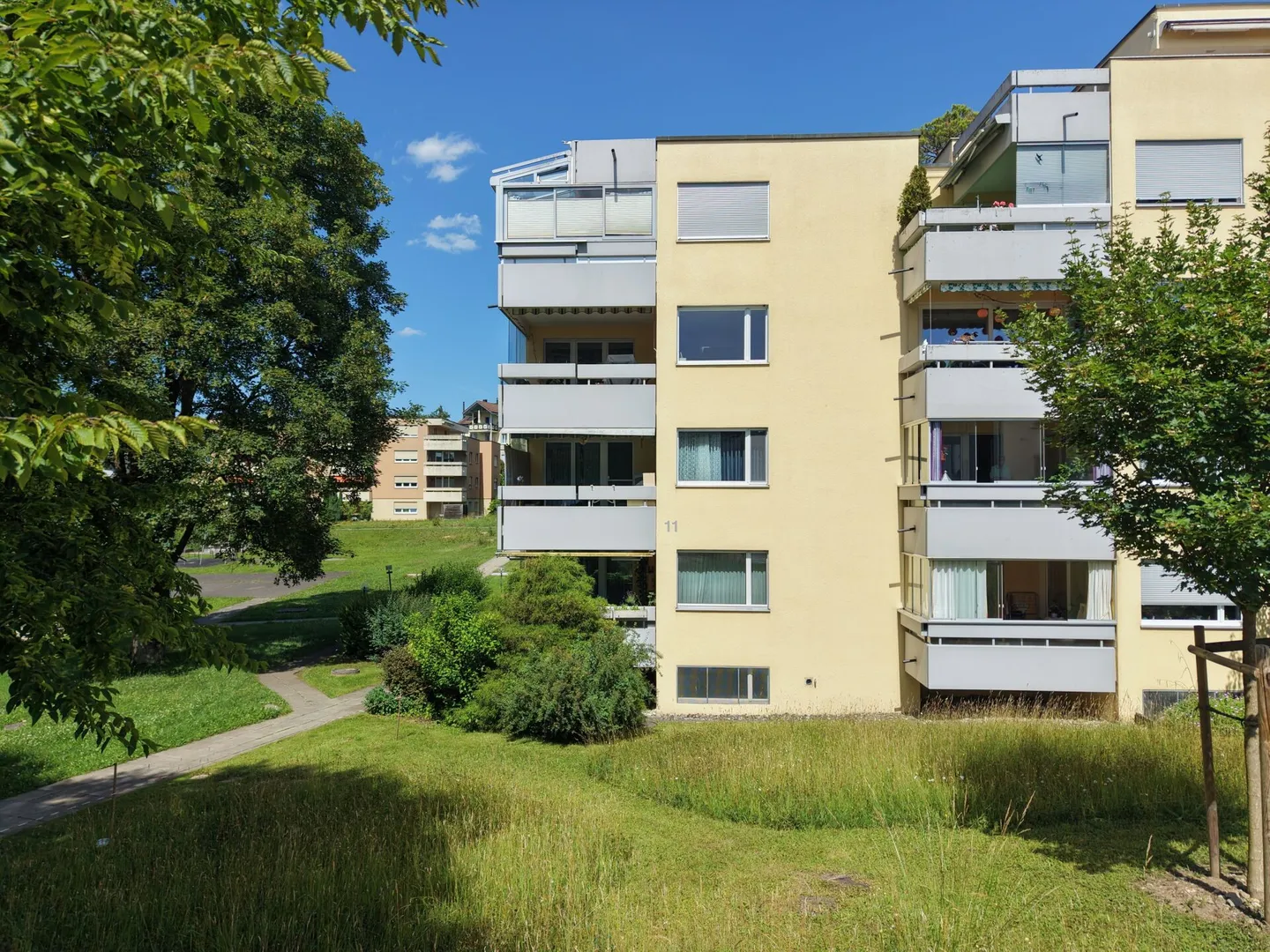 Cozy 3.5-room ground floor apartment with two balconies in a central location - Photo 2 of 13