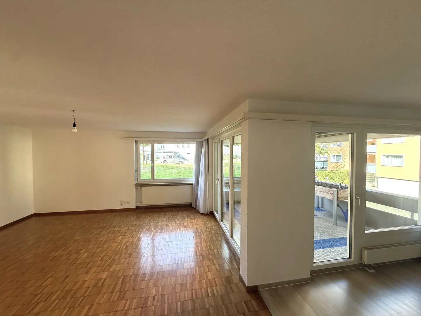 Cozy 3.5-room ground floor apartment with two balconies in a central location - Photo 4 of 13