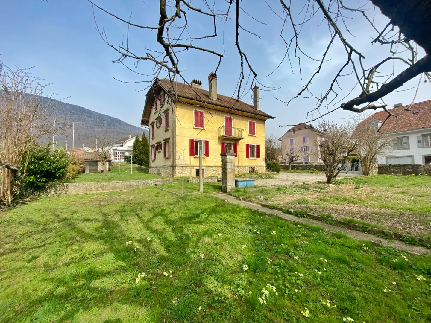 Single house for sale - Photo 1 of 11