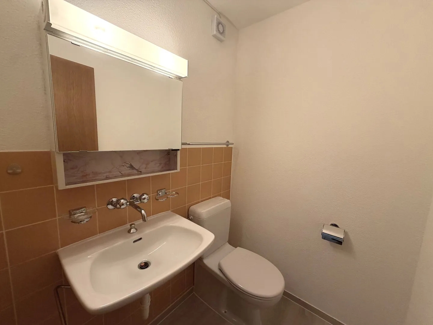 Cozy 3.5-room ground floor apartment with two balconies in a central location - Photo 10 of 13